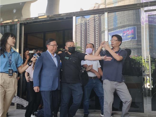 前海基會董事長鄭文燦涉嫌在桃園市長任內「變更林口特定區計畫－工五工業區擴大方案」中收賄500萬元遭桃園地檢署聲押，法院裁定500萬元交保，經抗告後，法院又以加上700萬元，以1200萬元交保。鄭文燦15時35分步出法院，面對媒體詢問，鄭文燦表情凝重，不發一語。（賴佑維攝）