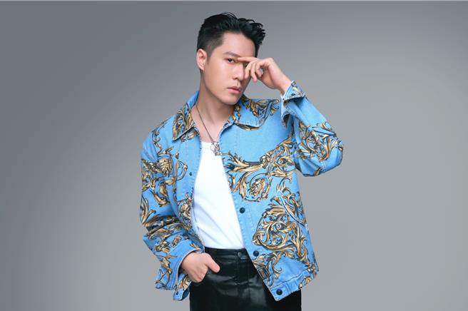 周湯豪人氣紅不讓，接下全新手機代言。(motorola提供)