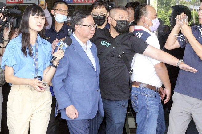 前海基会董事长郑文灿涉嫌在桃园市长任内「变更林口特定区计画－工五工业区扩大方案」中收贿500万元遭桃园地检署声押，法院裁定500万元交保，经抗告后，法院又以加上700万元，以1200万元交保。郑文灿在律师完成交保手续后，快步离去。（陈麒全摄）