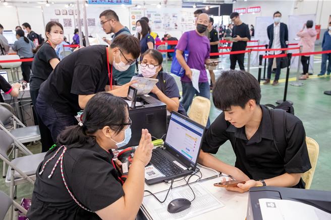 勞動力發展署中彰投分署攜手台中市府，將於7、8月推出超過50場徵才活動，其中正投入AI先進封裝技術研發的封測大廠矽品精密，推出進百職缺。（中彰投分署提供）