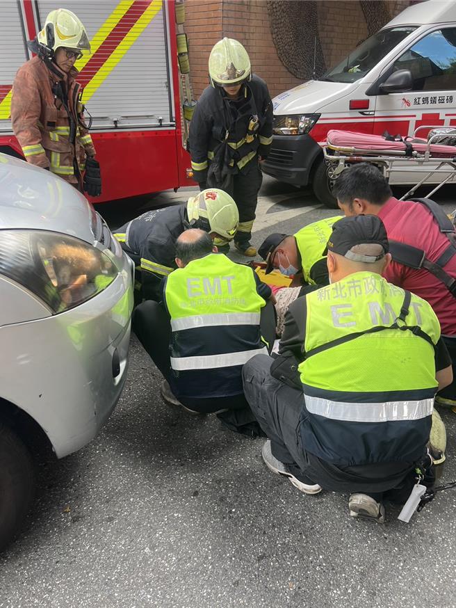 救護人員到場將日籍婦人送醫。（民眾提供）