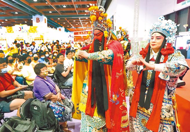 2023年台北國際夏季旅展，來自山西省的參展單位請到關公故鄉原汁原味穿著戲服的關公等三國演義人物現場表演，同時走下舞台與民眾近距離接觸，歡迎民眾到山西旅遊。（本報資料照）