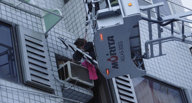 台东有猫受困大楼外墙冷气机超过1天，热心民眾冒险爬外墙。（读者提供／蔡旻妤台东传真）