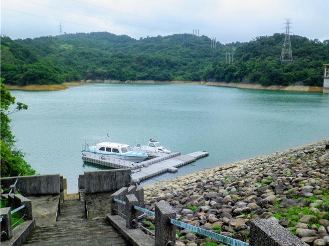 基隆市新山水庫今年均處於滿庫狀態，但因為近日地上水的水位降低，自來水公司一區處也規畫因應措施。（張志康攝）