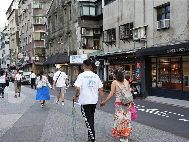 以北捷中山站为中心发展的「南西心中山商圈」近年来蓬勃发展，但近日有店家指控疑似有都更炒手大量检举在地商家，意图透过摧毁商圈的方式逼迫当地房东售地都更。(黄敬文摄)