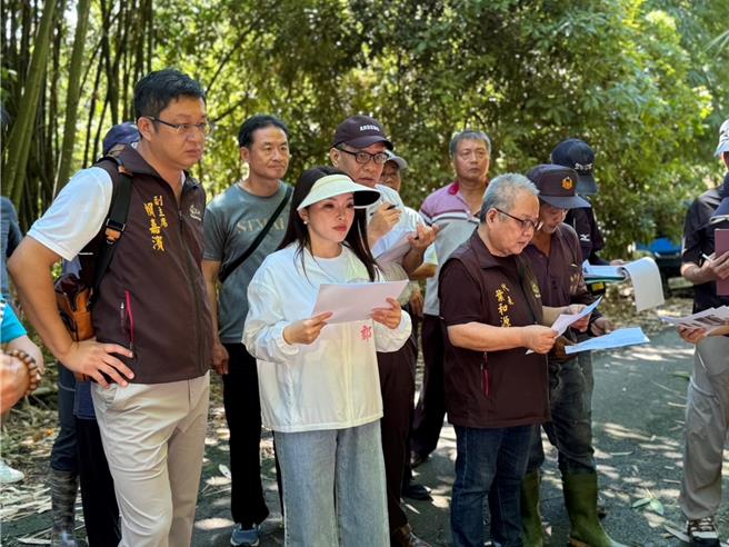 雲林縣古坑鄉多處村落野溪久未整治，每逢強降雨就淹水，危及居民安全，立法委員張嘉郡（前左二）9日邀農業部水保署會勘，請水保署盡速完成改善工程。（張嘉郡立委服務處提供／張朝欣雲林傳真）