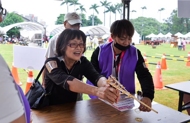 2024板桥夏日嘉年华现场提供古早味童玩体验。（板桥区公所提供）