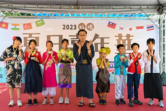 2024板桥夏日嘉年华异国服饰这次选择了日、韩、泰、越、印等国。（板桥区公所提供）