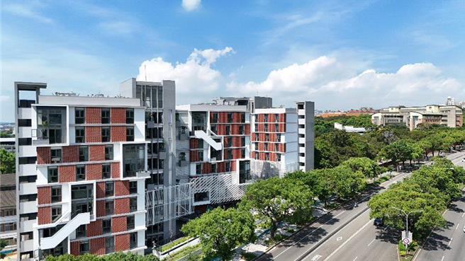 東海大學斥資5億打造2棟全新宿舍，將於8月落成。東大9日表示，新型宿舍共兩棟，每棟9層樓高共700個床位，從建材、建造到室內設備設計等都以綠建築指標，並連結台灣大道的城市綠廊。（東海大學提供／陳淑芬台中傳）