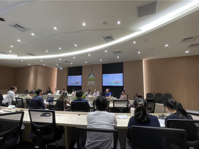 環境部今天舉辦海草復育及紅樹林植林方法學草案專案小組審查會議。（蔡佩珈攝）