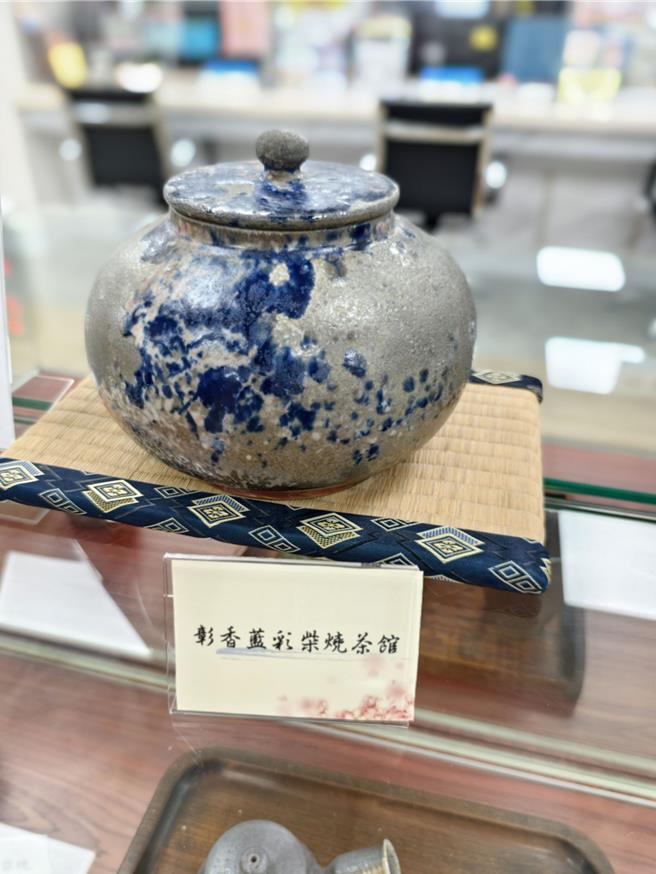 三芝区公所2日于一楼洽公大厅展出陶艺作品，展品之一彰香蓝彩柴烧茶馆。（三芝区公所提供）