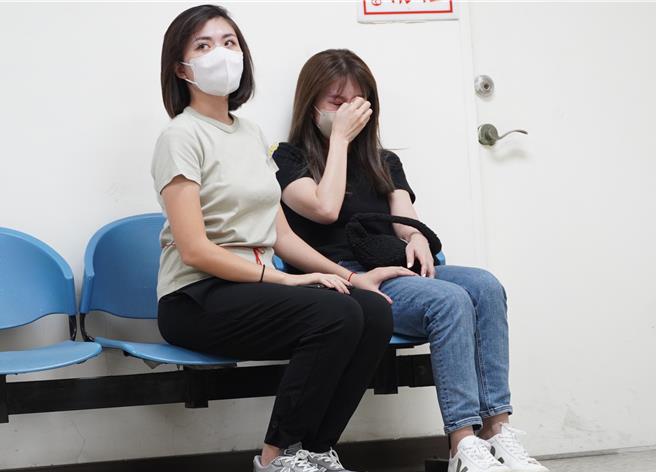 林士杰的妻子（右）在解剖室外伤心泪崩，女儿林依婷（左）陪伴在旁。（宝智华摄）