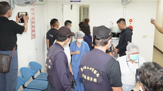 法医向检察官说明解剖情况后，从检察官办公室返回解剖室。（宝智华摄）