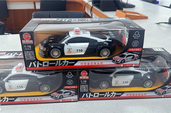 搜集活动印章后兑换摸彩卷，就有机会抽中迷你巡逻车。（新营警分局提供／张毓翎台南传真）