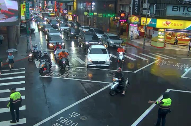 警方在成都路与昆明街口进行封路疏导。（图／翻摄北市交通监视器）