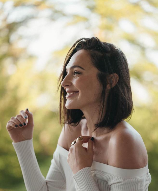 蒂芙尼發表最新款Bone與Split寬版戒指，《神力女超人》蓋兒加朵搶先佩戴。(擷自IG）