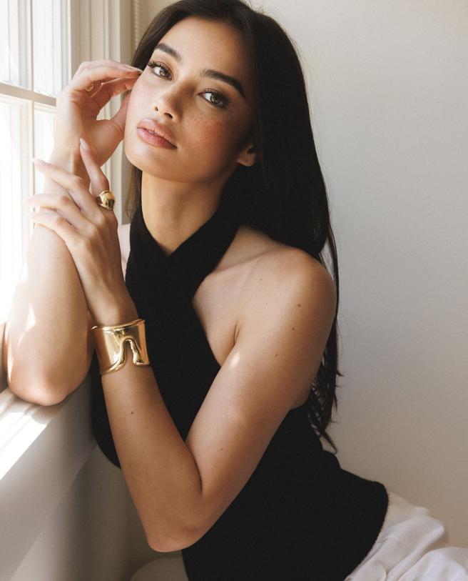 美國名模Kelsey Merritt在IG發布佩戴Bone與Split寬版戒指的美照。(擷自IG）