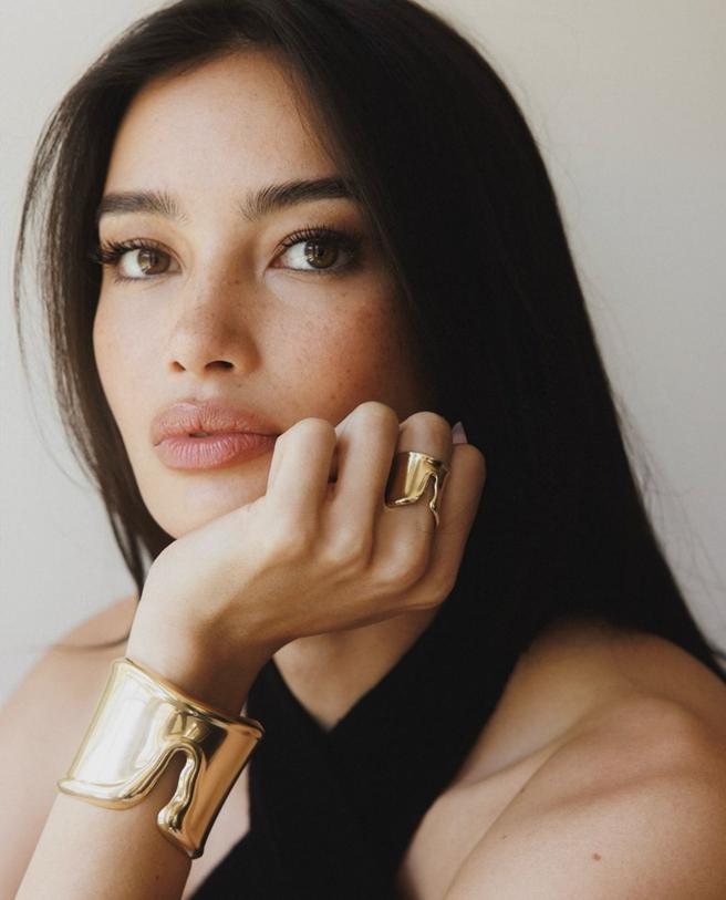 美國名模Kelsey Merritt在IG發布佩戴Bone與Split寬版戒指的美照。(擷自IG）