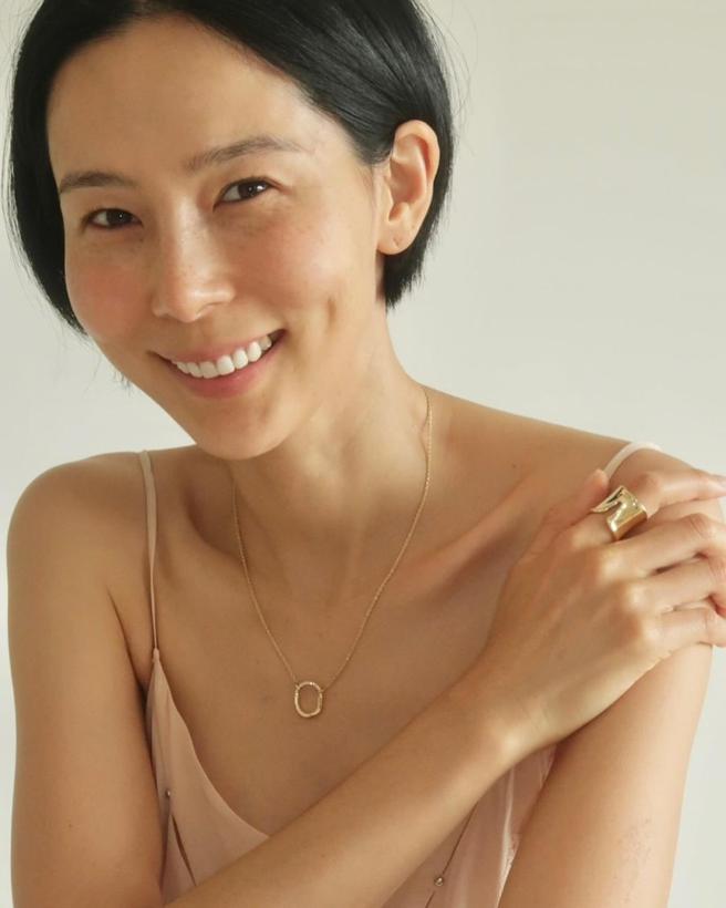 韓星金娜英在IG發布佩戴Bone與Split寬版戒指的美照。(擷自IG）