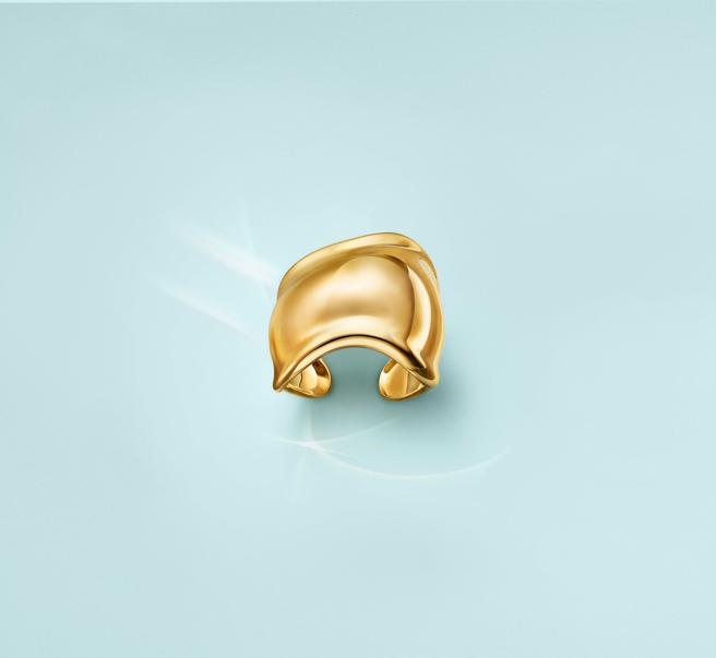 蒂芙尼Elsa PerettiR系列18K 金Bone戒指，15萬9000元。(Tiffany & Co.提供）