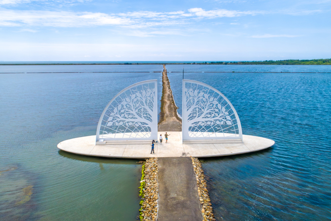 将军鲲鯓扇形盐田生命之树（图/臺南市政府观旅局提供）