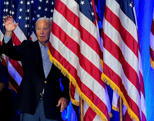 美媒AXIOS取得白宮準備總統活動的文件範本，內容包含印有活動場地照片及用大字寫著「走上講台」的文字。（資料照／路透社）