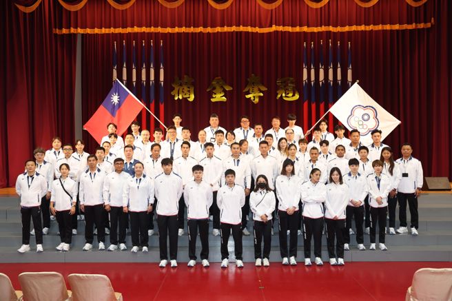 2024巴黎奥运中华代表团在授旗典礼上接受祝福。（杜宜谙摄）