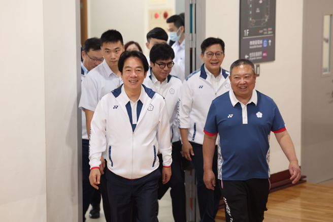 总统赖清德（前左）和中华奥会主席林鸿道（前右）进入巴黎奥运中华代表团授旗典礼会场。（杜宜谙摄）
