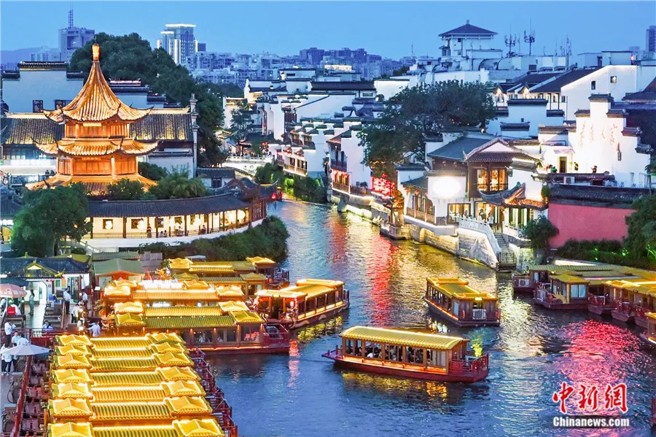 遊客乘坐畫舫遊覽南京秦淮河。（中新網）