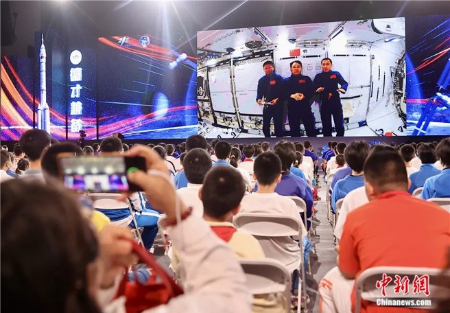 2023年9月，「天宮課堂」第四課在中國空間站開講，神舟十六號航天員景海鵬、朱楊柱、桂海潮進行授課。（中新網）