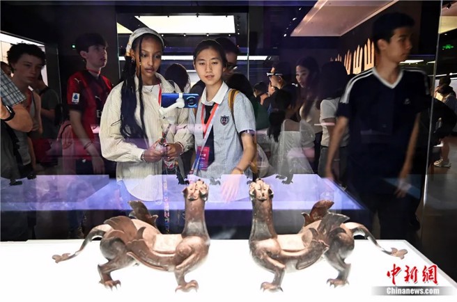 2024年6月，美國艾奧瓦州中學生與河北石家莊中學生在河北博物院參觀。作為中方5年邀請5萬名美國青少年來華交流學習的一部分，美國艾奧瓦州中學生「友誼傳承」研學團前來中國交流學習。（中新網）