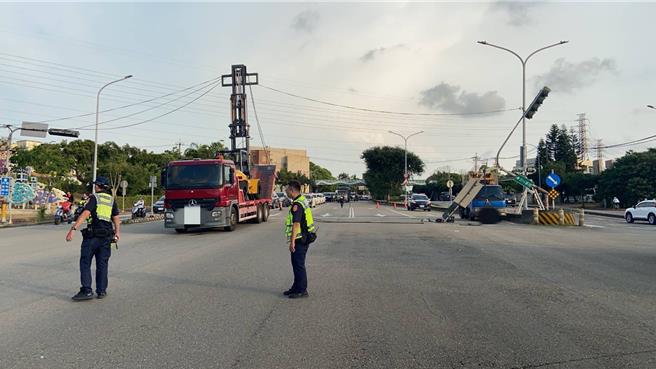 台中市龍井區向上路與西屯路口9日15時56分，31歲賴性男子駕駛大貨車行經，附載的堆高機前方導柱不慎勾到電線，造成一旁路口號誌燈被拉斷傾斜，幸無人員受傷。（民眾提供／潘虹恩台中傳真）