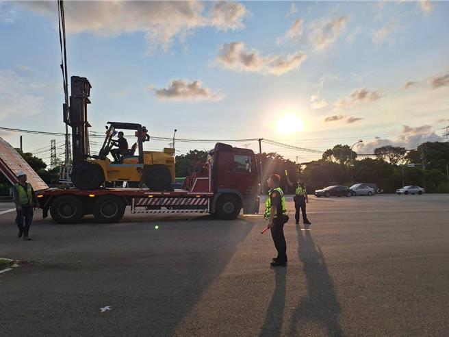 台中市龍井區向上路與西屯路口9日15時56分，31歲賴性男子駕駛大貨車行經，附載的堆高機前方導柱不慎勾到電線，造成一旁路口號誌燈被拉斷傾斜，幸無人員受傷。（民眾提供／潘虹恩台中傳真）