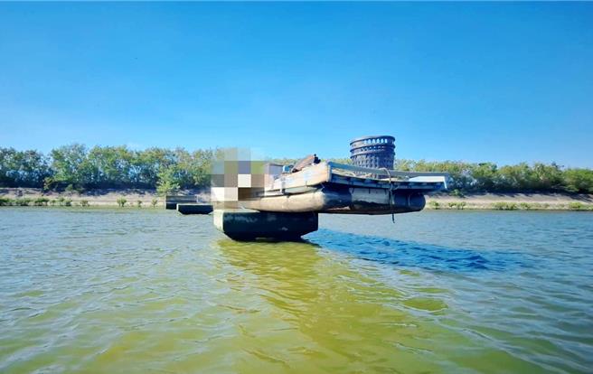 嘉县消防局救援人员到场时，因正值退潮，只见胶筏卡在已露出水面的废弃桥墩上。（嘉县消防局提供∕吕妍庭嘉义传真）