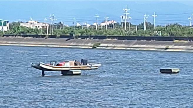 整艘胶筏卡住、动弹不得，妇人一时半刻无法移动，又没带手机，乾脆躺下来休息，反而让路过民眾很紧张。（嘉县消防局提供∕吕妍庭嘉义传真）