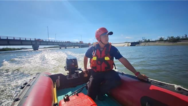 嘉县消防局今下午3点14分获报，朴子溪圣母桥附近废弃桥墩有民眾乘坐胶筏受困，立即派遣东石分队前往。（嘉县消防局提供∕吕妍庭嘉义传真）