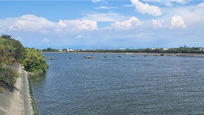 民眾超岸边远远就看到胶筏卡在桥墩上。（嘉县消防局提供∕吕妍庭嘉义传真）