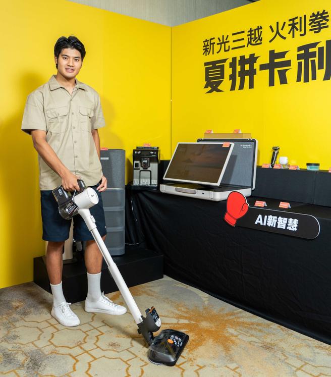 AI家电浪潮来袭，电视、洗衣机、吸尘器等轻松打造智能家庭。（石智中摄）