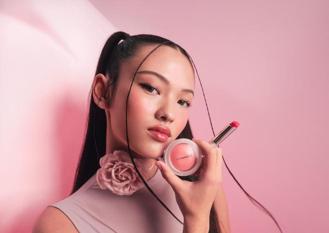 新光三越新品云朵腮红M.A.C超漾光持色奶冻腮红，推荐价1180元。（新光三越提供）