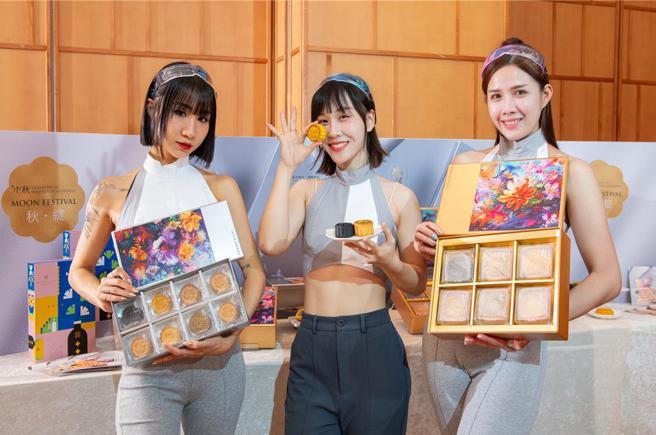 漢來美食今年月餅禮盒搭上AI熱潮，「典藏禮盒」與「風雅禮盒」採用科技生成藝術模擬油畫風格。圖／漢來美食提供