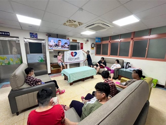 中正農業科技社會公益基金會捐贈4台55吋電視機給蘭智發展學院，提升服務對象的視覺饗宴。（蘭智社會福利基金會提供／吳佩蓉宜蘭傳真）