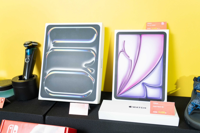 iPad新品加入卡利HIGH回馈，成为许多消费者欲入手的热门商品，新光三越 [i]Store iPad Pro M4晶片（左），推荐价3万4900元起。（石智中摄）
