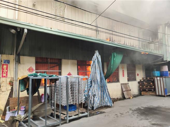 台中市雾峰区新厝路1处工厂9日17时44分传出火警，酿1伤送医，台中市消防局出动20车、51人前往灌救。（中市消防局提供／潘虹恩台中传真）