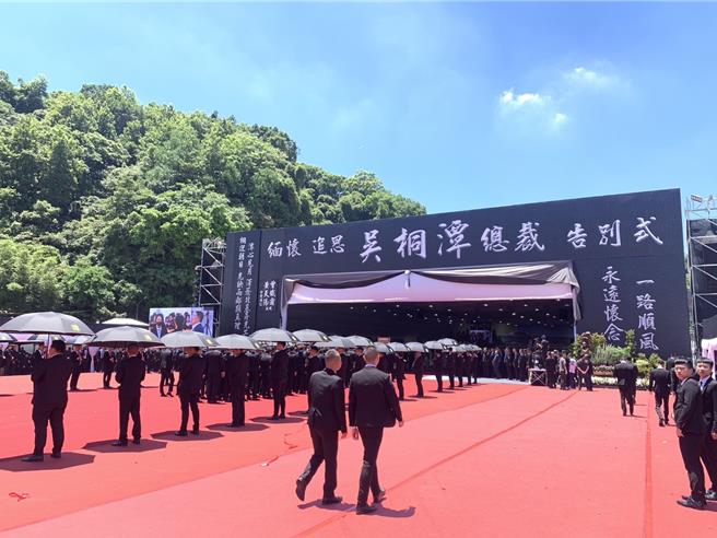 天道盟發起人之一、太陽聯盟精神領袖吳桐潭日前因腎衰竭過世，今日在六合停車場舉行告別式，場面相當盛大。（徐佑昇攝）