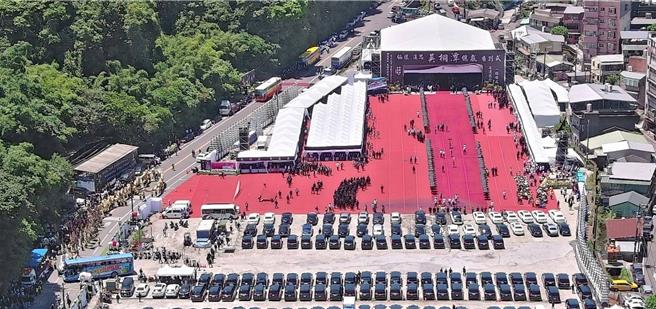 天道盟發起人之一、太陽聯盟精神領袖吳桐潭日前因腎衰竭過世，今日在六合停車場舉行告別式，場面相當盛大。圖為警方空拍機畫面。（基隆市警察局提供／徐佑昇基隆傳真）