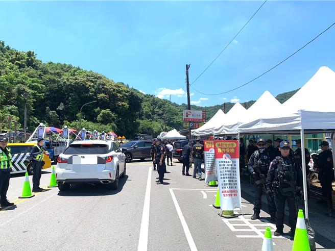 天道盟發起人之一、太陽聯盟精神領袖吳桐潭日前因腎衰竭過世，今日在六合停車場舉行告別式。警方出動915名警力支援，並在周遭設置臨檢點盤查，逮獲3名通緝犯。（徐佑昇攝）