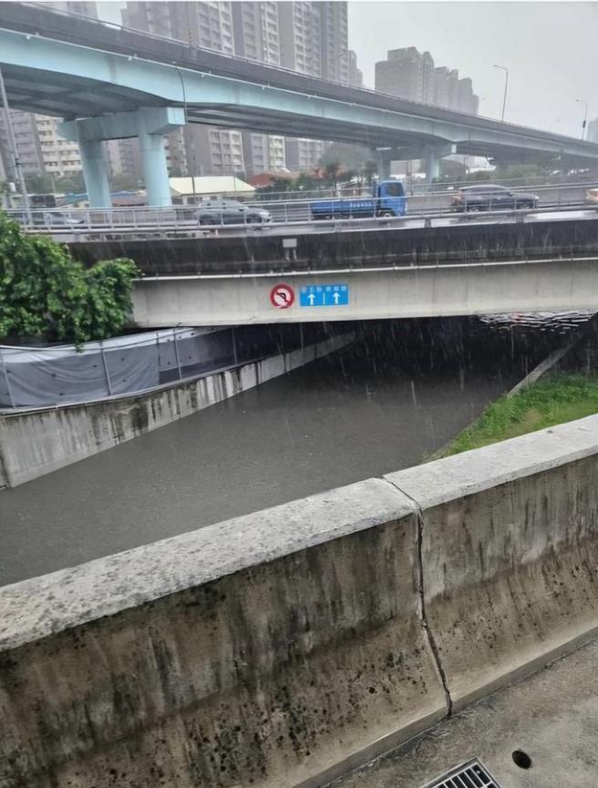 新北市板桥区浮洲桥下台65板城路匝道9日淹水。（翻摄自脸书爆料公社二社）