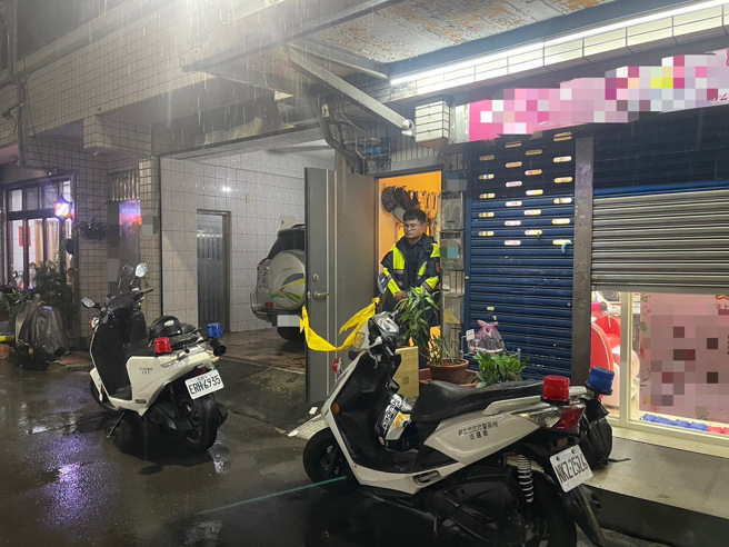 警方在现场围上封锁线。（翻摄画面）