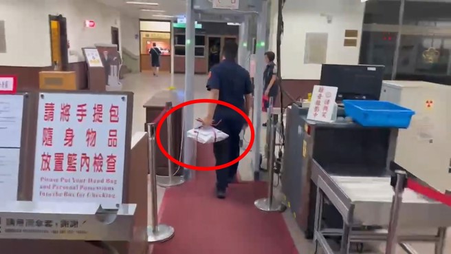 抗告書用專車接送達高院。（翻攝畫面）