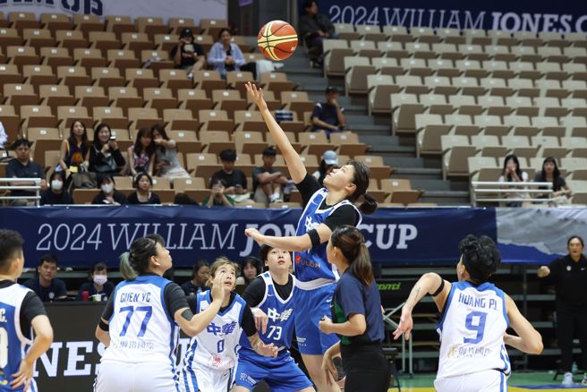 瓊斯盃女籃賽事，中華藍白大對抗，最終籃隊輕鬆擊敗白隊拿下第3勝。(杜宜諳攝)